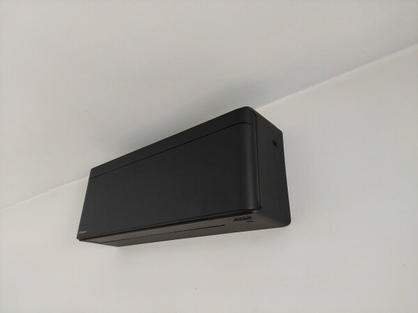 2 x 5KW + 1 x 4,2KW Daikin Stylish te Hoegaarden. main image