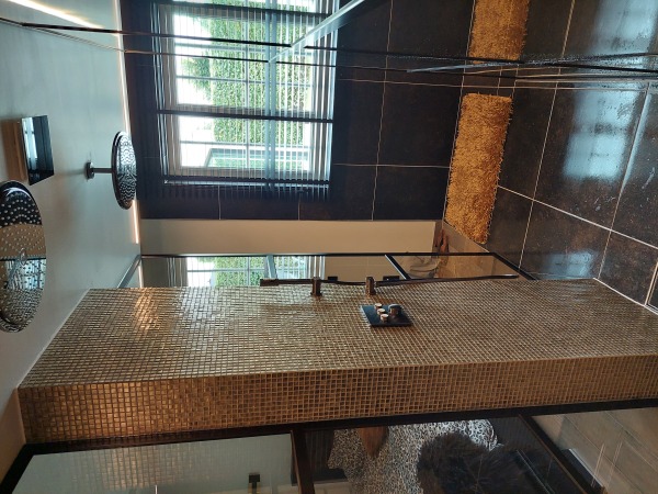 Prachtige badkamer renovatie te Kuringen. main image